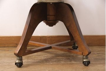 中古　美品　カバ材　国産の手造り民芸家具　可愛らしいデザインのデスクチェア(椅子、回転椅子、回転イス)(R-051851)