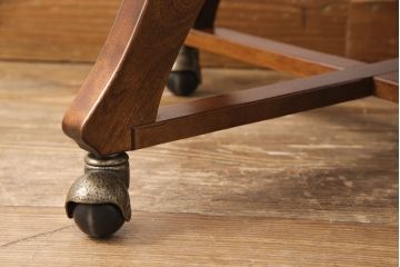 中古　美品　カバ材　国産の手造り民芸家具　可愛らしいデザインのデスクチェア(椅子、回転椅子、回転イス)(R-051851)