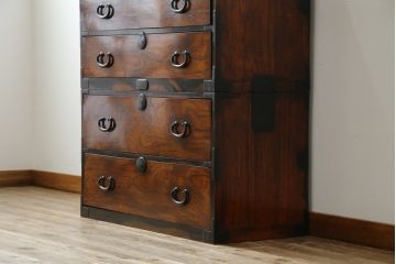 アンティーク家具　前面ケヤキ材　五丁引き　黒柿材を縁に使用した重ね箪笥(衣装箪笥、和タンス、引き出し、チェスト)(R-051875)