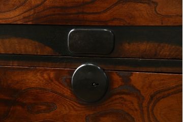 アンティーク家具　前面ケヤキ材　五丁引き　黒柿材を縁に使用した重ね箪笥(衣装箪笥、和タンス、引き出し、チェスト)(R-051875)