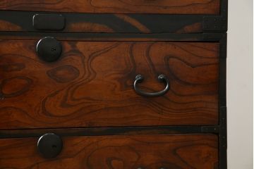 アンティーク家具　前面ケヤキ材　五丁引き　黒柿材を縁に使用した重ね箪笥(衣装箪笥、和タンス、引き出し、チェスト)(R-051875)