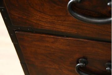 アンティーク家具　前面ケヤキ材　五丁引き　黒柿材を縁に使用した重ね箪笥(衣装箪笥、和タンス、引き出し、チェスト)(R-051875)