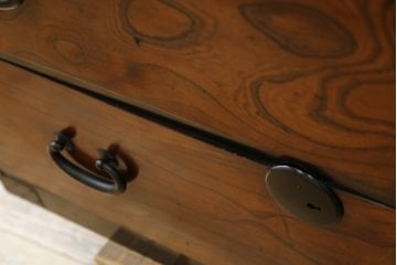 アンティーク家具　前面ケヤキ材　五丁引き　黒柿材を縁に使用した重ね箪笥(衣装箪笥、和タンス、引き出し、チェスト)(R-051875)
