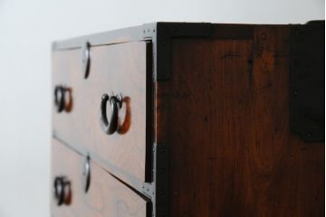 アンティーク家具　前面ケヤキ材　五丁引き　黒柿材を縁に使用した重ね箪笥(衣装箪笥、和タンス、引き出し、チェスト)(R-051875)