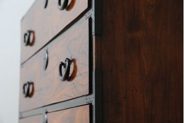 アンティーク家具　前面ケヤキ材　五丁引き　黒柿材を縁に使用した重ね箪笥(衣装箪笥、和タンス、引き出し、チェスト)(R-051875)