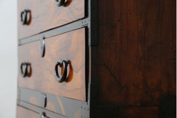 アンティーク家具　前面ケヤキ材　五丁引き　黒柿材を縁に使用した重ね箪笥(衣装箪笥、和タンス、引き出し、チェスト)(R-051875)