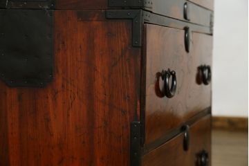 アンティーク家具　前面ケヤキ材　五丁引き　黒柿材を縁に使用した重ね箪笥(衣装箪笥、和タンス、引き出し、チェスト)(R-051875)