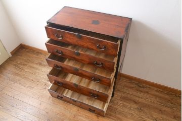アンティーク家具　前面ケヤキ材　五丁引き　黒柿材を縁に使用した重ね箪笥(衣装箪笥、和タンス、引き出し、チェスト)(R-051875)