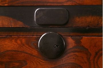 アンティーク家具　前面ケヤキ材　五丁引き　黒柿材を縁に使用した重ね箪笥(衣装箪笥、和タンス、引き出し、チェスト)(R-051875)