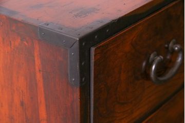 アンティーク家具　前面ケヤキ材　五丁引き　黒柿材を縁に使用した重ね箪笥(衣装箪笥、和タンス、引き出し、チェスト)(R-051875)