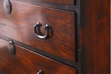 アンティーク家具　前面ケヤキ材　五丁引き　黒柿材を縁に使用した重ね箪笥(衣装箪笥、和タンス、引き出し、チェスト)(R-051875)