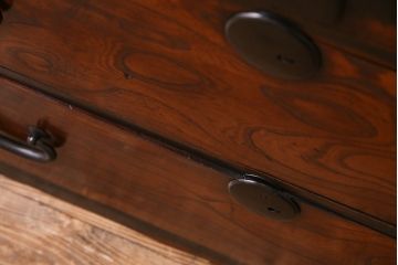 アンティーク家具　前面ケヤキ材　五丁引き　黒柿材を縁に使用した重ね箪笥(衣装箪笥、和タンス、引き出し、チェスト)(R-051875)