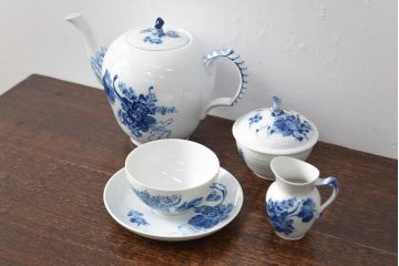 ROYAL COPENHAGEN  ロイヤルコペンハーゲン　ブルーフラワー　ティーポット・シュガーポット・クリーマー・カップ&ソーサーセット(洋食器、ミルクポット、ミルクジャグ、ティーセット)(R-051877)