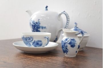 ROYAL COPENHAGEN  ロイヤルコペンハーゲン　ブルーフラワー　ティーポット・シュガーポット・クリーマー・カップ&ソーサーセット(洋食器、ミルクポット、ミルクジャグ、ティーセット)(R-051877)