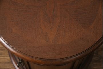 中古　海外輸入家具　DREXEL HERITAGE(ドレクセルヘリテイジ)  Touraine(ツーレイン)　マホガニー材　ユニークなデザインが目を惹くドラムテーブル(サイドテーブル、オケージョナルテーブル)(R-051878)
