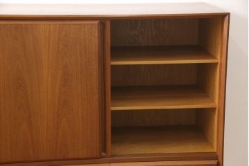 北欧ビンテージ　北欧家具　デンマーク　チーク材　温もり感じる佇まいが魅力のサイドボード(キャビネット、リビングボード、収納棚、ヴィンテージ)(R-051880)