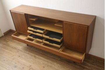 北欧ビンテージ　北欧家具　デンマーク　チーク材　温もり感じる佇まいが魅力のサイドボード(キャビネット、リビングボード、収納棚、ヴィンテージ)(R-051880)