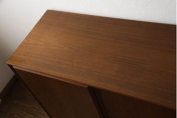 北欧ビンテージ　北欧家具　デンマーク　チーク材　温もり感じる佇まいが魅力のサイドボード(キャビネット、リビングボード、収納棚、ヴィンテージ)(R-051880)