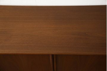 北欧ビンテージ　北欧家具　デンマーク　チーク材　温もり感じる佇まいが魅力のサイドボード(キャビネット、リビングボード、収納棚、ヴィンテージ)(R-051880)