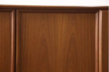 北欧ビンテージ　北欧家具　デンマーク　チーク材　温もり感じる佇まいが魅力のサイドボード(キャビネット、リビングボード、収納棚、ヴィンテージ)(R-051880)