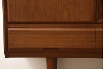北欧ビンテージ　北欧家具　デンマーク　チーク材　温もり感じる佇まいが魅力のサイドボード(キャビネット、リビングボード、収納棚、ヴィンテージ)(R-051880)