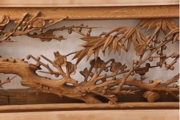 和製アンティーク　めでたさの象徴!梅と竹の彫刻が見事な彫刻欄間(明かり取り、明り取り)(R-051883)