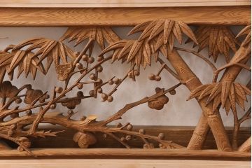 和製アンティーク　めでたさの象徴!梅と竹の彫刻が見事な彫刻欄間(明かり取り、明り取り)(R-051883)