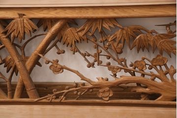 和製アンティーク　めでたさの象徴!梅と竹の彫刻が見事な彫刻欄間(明かり取り、明り取り)(R-051883)