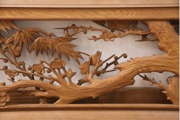 和製アンティーク　めでたさの象徴!梅と竹の彫刻が見事な彫刻欄間(明かり取り、明り取り)(R-051883)