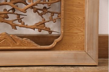 和製アンティーク　めでたさの象徴!梅と竹の彫刻が見事な彫刻欄間(明かり取り、明り取り)(R-051883)