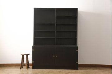デンマークビンテージ　北欧家具　ボーエ・モーエンセン　シックな色合いでモダンな雰囲気を醸し出すブックキャビネット(本棚、ブックケース、収納棚、飾り棚、ヴィンテージ)(R-051887)
