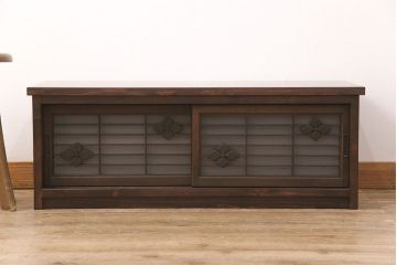 ラフジュ工房オリジナル　古建具リメイク　格子の彫刻が可愛らしい、上品な雰囲気を醸しだすテレビ台(テレビボード、ローボード、リビングボード、収納棚、戸棚)(R-051890)