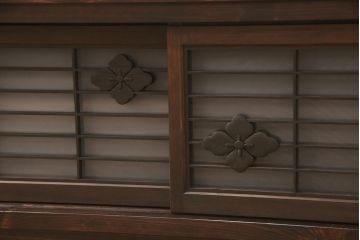 ラフジュ工房オリジナル　古建具リメイク　格子の彫刻が可愛らしい、上品な雰囲気を醸しだすテレビ台(テレビボード、ローボード、リビングボード、収納棚、戸棚)(R-051890)