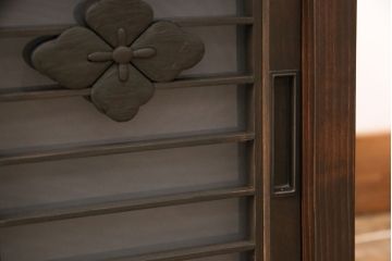 ラフジュ工房オリジナル　古建具リメイク　格子の彫刻が可愛らしい、上品な雰囲気を醸しだすテレビ台(テレビボード、ローボード、リビングボード、収納棚、戸棚)(R-051890)