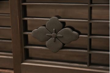 ラフジュ工房オリジナル　古建具リメイク　格子の彫刻が可愛らしい、上品な雰囲気を醸しだすテレビ台(テレビボード、ローボード、リビングボード、収納棚、戸棚)(R-051891)