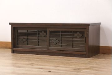 ラフジュ工房オリジナル　古建具リメイク　格子の彫刻が可愛らしい、上品な雰囲気を醸しだすテレビ台(テレビボード、ローボード、リビングボード、収納棚、戸棚)(R-051891)