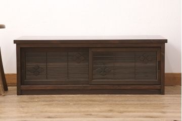 ラフジュ工房オリジナル　古建具リメイク　格子の彫刻が可愛らしい、上品な雰囲気を醸しだすテレビ台(テレビボード、ローボード、リビングボード、収納棚、戸棚)(R-051891)