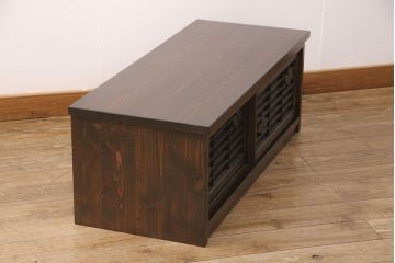ラフジュ工房オリジナル　古建具リメイク　格子の彫刻が可愛らしい、上品な雰囲気を醸しだすテレビ台(テレビボード、ローボード、リビングボード、収納棚、戸棚)(R-051891)