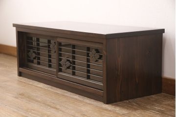 ラフジュ工房オリジナル　古建具リメイク　格子の彫刻が可愛らしい、上品な雰囲気を醸しだすテレビ台(テレビボード、ローボード、リビングボード、収納棚、戸棚)(R-051891)