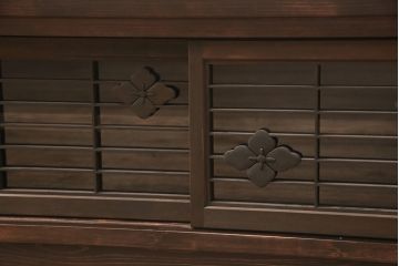 ラフジュ工房オリジナル　古建具リメイク　格子の彫刻が可愛らしい、上品な雰囲気を醸しだすテレビ台(テレビボード、ローボード、リビングボード、収納棚、戸棚)(R-051891)