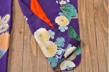 アンティーク　大正〜昭和初期　孔雀に花模様刺繍　着物(正絹、古布)(R-051895)