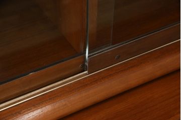和製ビンテージ　美品　チーク材　北欧スタイルの空間づくりに活躍する蛇腹扉(シャッター)付き二段重ねキャビネット(食器棚、収納棚、本箱、ブックケース、飾り棚、ヴィンテージ)(R-051914)