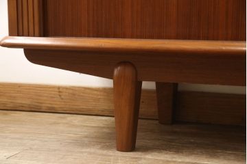 和製ビンテージ　美品　チーク材　北欧スタイルの空間づくりに活躍する蛇腹扉(シャッター)付き二段重ねキャビネット(食器棚、収納棚、本箱、ブックケース、飾り棚、ヴィンテージ)(R-051914)