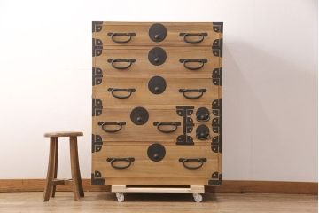 和製アンティーク　前面桐材　黒い金具と木味のコントラストが印象的な松本衣装箪笥(時代箪笥、和タンス、引き出し、チェスト)(R-051921)