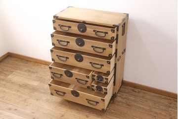 和製アンティーク　前面桐材　黒い金具と木味のコントラストが印象的な松本衣装箪笥(時代箪笥、和タンス、引き出し、チェスト)(R-051921)