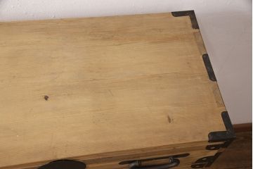 和製アンティーク　前面桐材　黒い金具と木味のコントラストが印象的な松本衣装箪笥(時代箪笥、和タンス、引き出し、チェスト)(R-051921)