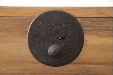 和製アンティーク　前面桐材　黒い金具と木味のコントラストが印象的な松本衣装箪笥(時代箪笥、和タンス、引き出し、チェスト)(R-051921)