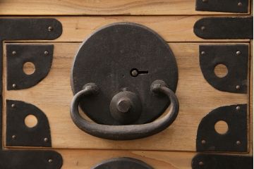 和製アンティーク　前面桐材　黒い金具と木味のコントラストが印象的な松本衣装箪笥(時代箪笥、和タンス、引き出し、チェスト)(R-051921)