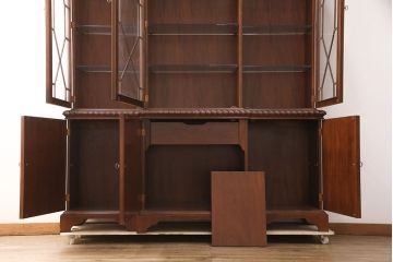 中古　美品　Baker(ベーカー社)　扉のデザインがおしゃれ!クラシカルな佇まいが魅力のキャビネット(食器棚、カップボード、収納棚、飾り棚、陳列棚、戸棚、IDC大塚家具)(定価約240万円)(R-051924)
