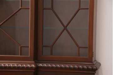 中古　美品　Baker(ベーカー社)　扉のデザインがおしゃれ!クラシカルな佇まいが魅力のキャビネット(食器棚、カップボード、収納棚、飾り棚、陳列棚、戸棚、IDC大塚家具)(定価約240万円)(R-051924)